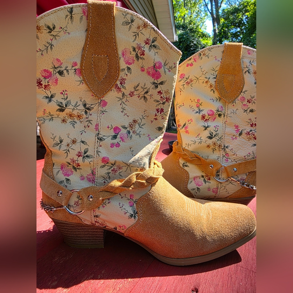 Floral Beige Heeled Boots